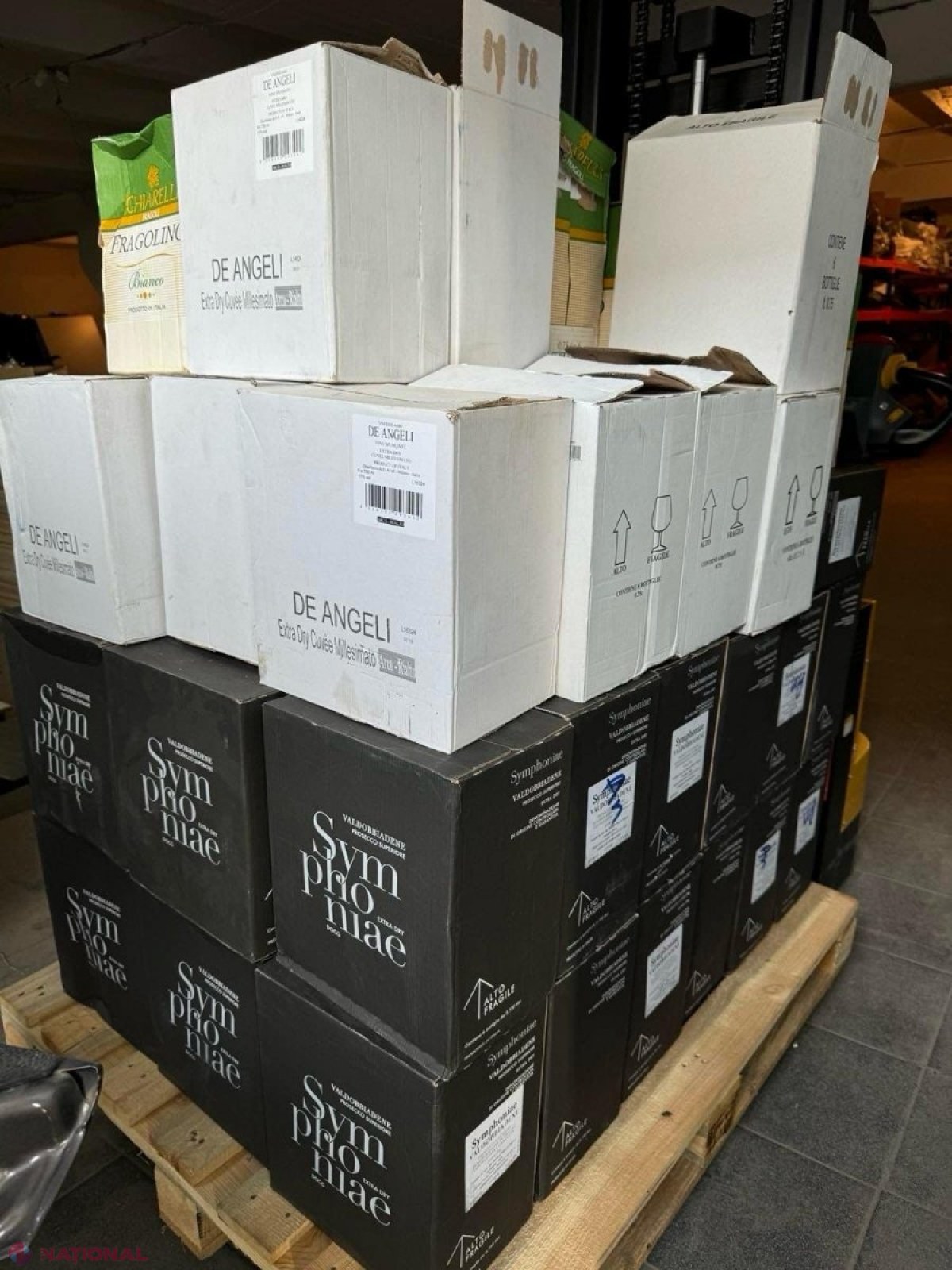 GALERIE FOTO // Haine, băuturi alcoolice sau cosmetice, comercializate într-un magazin din Chișinău fără acte de proveniență: Au fost aduse de peste hotare treptat, în cantități permise pentru uz personal