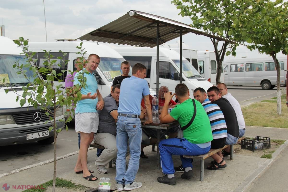 FOTOREPORTAJ // Șoferii care protestează DISCUTĂ APRINS și JOACĂ în cărți