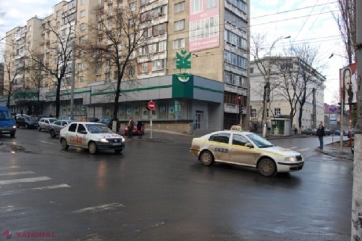 Circulația rutieră pe o stradă din centrul Chișinăului, SUSPENDATĂ : Șase rute de microbuz, cu traseul schimbat