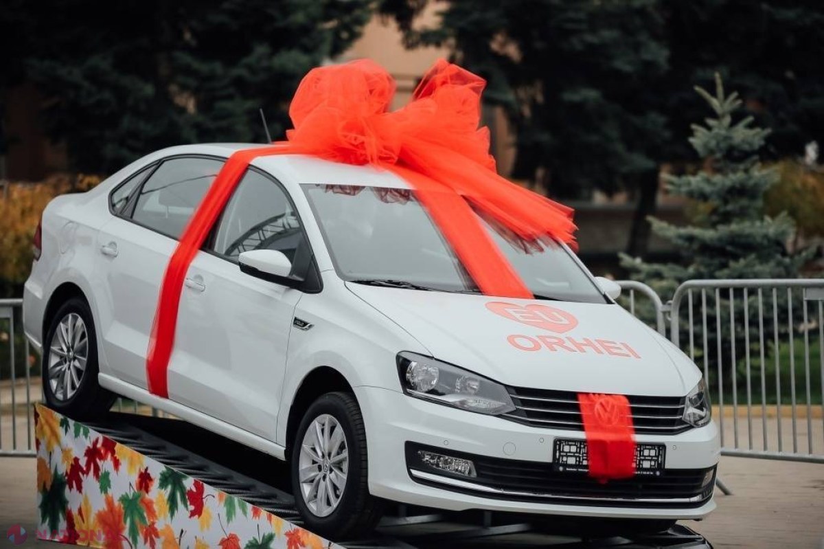 FOTO // Ea este orheianca care a intrat în posesia AUTOMOBILULUI pus la bătaie în cadrul tombolei organizate de Hramul orașului Orhei