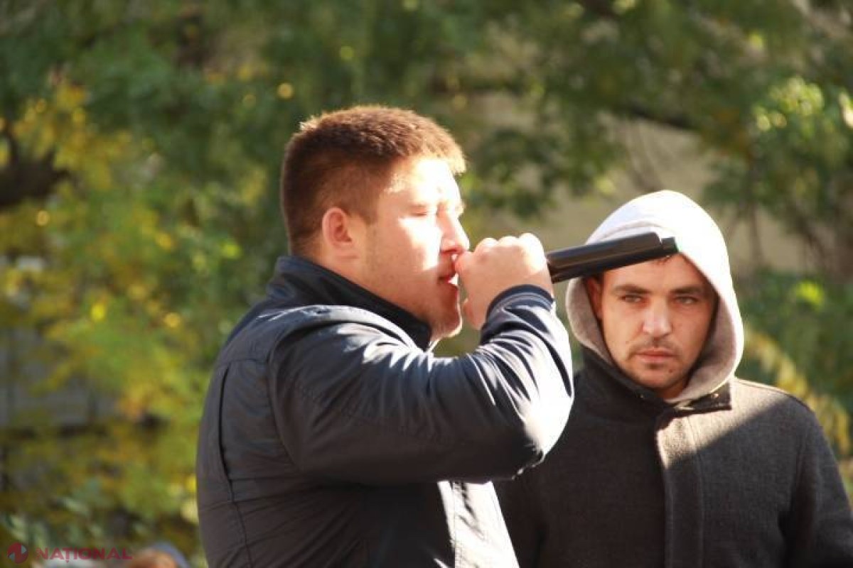 REPORTAJ FOTO // Cine țipa astăzi în fața Curții de Apel