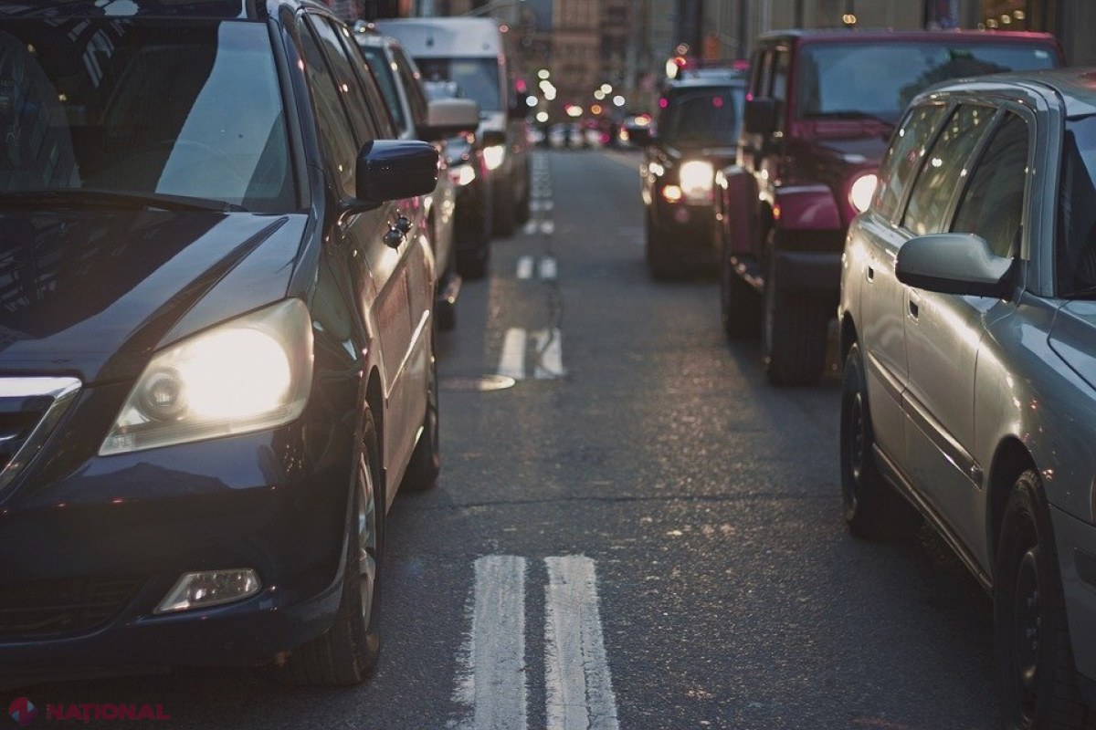 ATENȚIE, ȘOFERI! În perioada 1 noiembrie - 31 martie sunteți obligați să circulați cu lumina aprinsă în faruri și pe timp de zi: Ce amenzi riscați