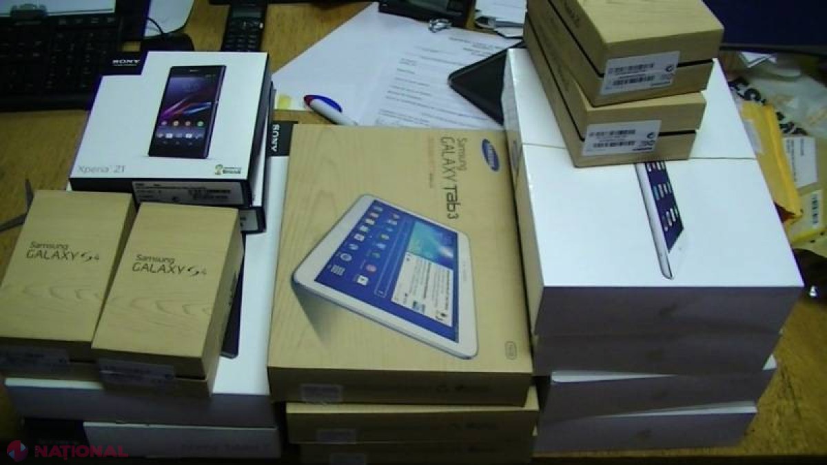Telefoane mobile și tablete ascunse printre colete, reținute de vameşi