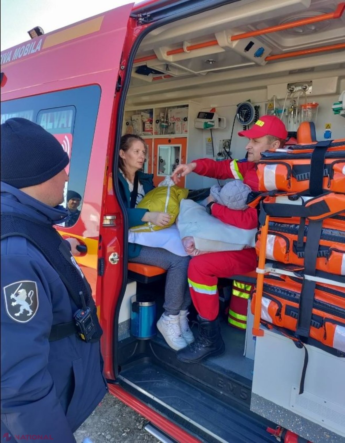 FOTO // Doi bebeluși născuți prematur de o refugiată din Ucraina, transportați de un echipaj SMURD din R. Moldova în România