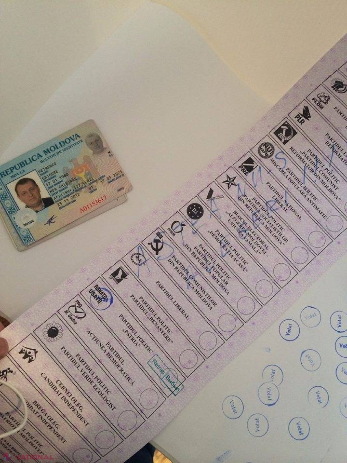 FOTO ILEGAL // Grigore Petrenco a STRICAT buletinul de vot şi l-a arătat tuturor