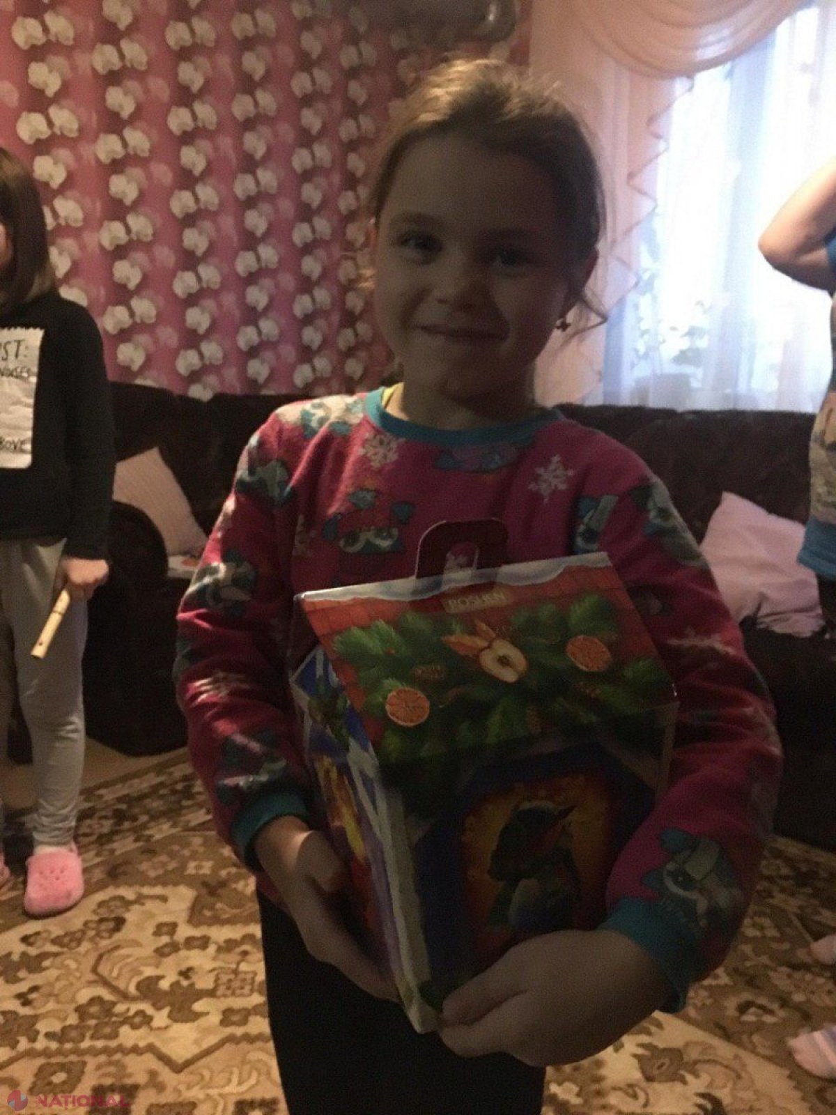 FOTO // „AVIA-INVEST” a făcut sărbătorile mai frumoase pentru șase copii ORFANI și o mamă care își crește de una singură patru fetițe. Ce daruri au primit