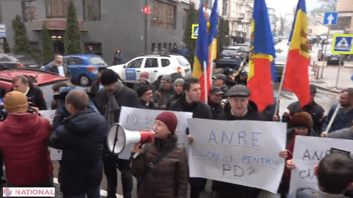 VIDEO // Protest la ANRE: Gestul directorului Copaci, care a ÎNFURIAT participanții la flashmob
