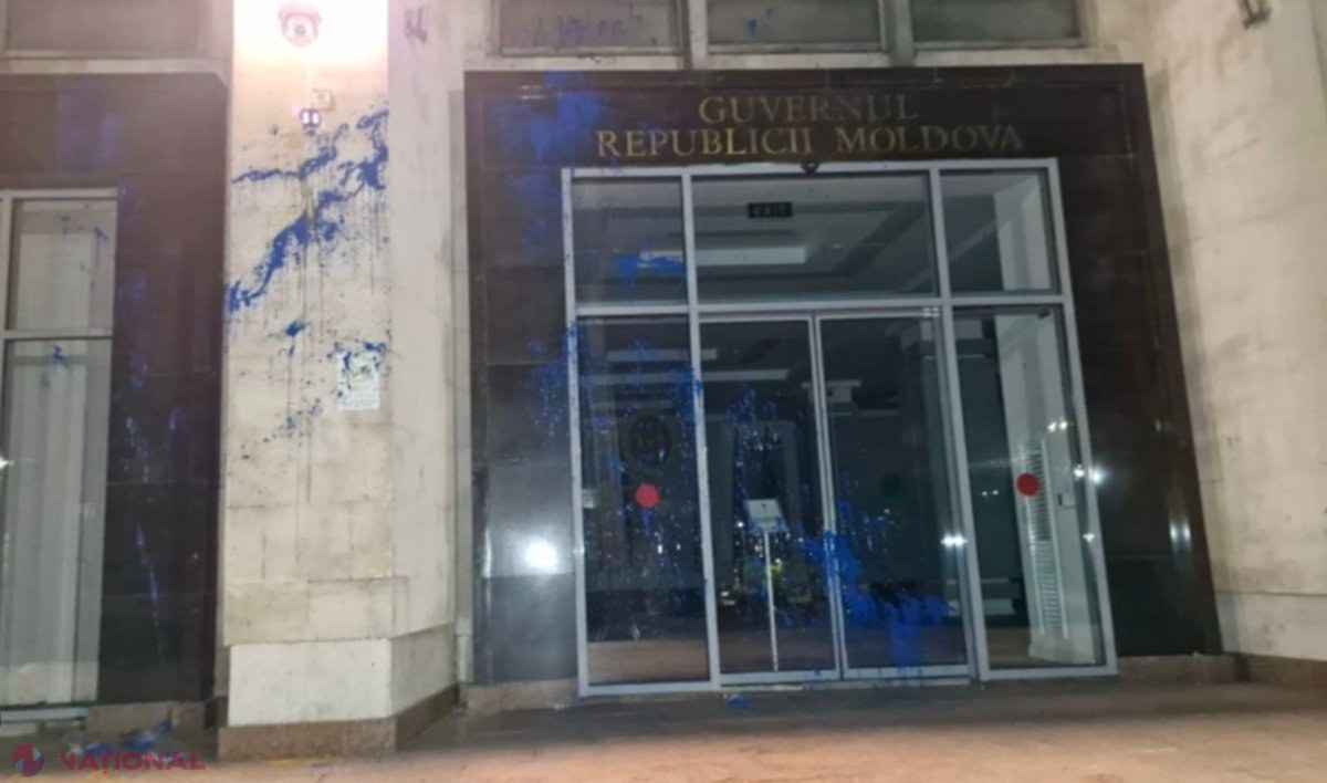 Tinerii care au stropit cu vopsea pereții Guvernului, condamnați penal: Închisoare cu suspendare și zeci de mii de lei în calitate de prejudiciu material