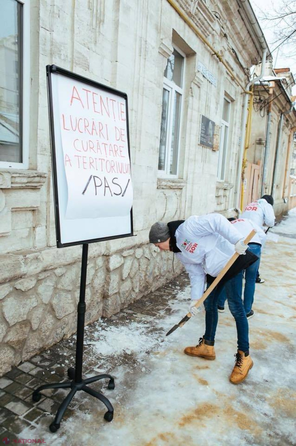 FOTO // Reprezentanții Partidului „Șor” au făcut ordine și curățat zăpada în ograda Maiei Sandu