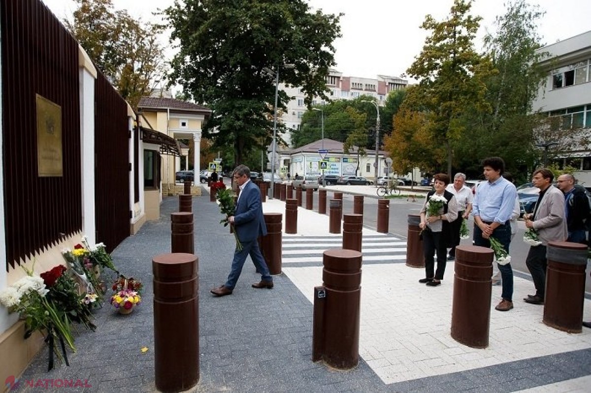 Mesajele lăsate de președinta Maia Sandu și spicherul Igor Grosu în Cartea de Condoleanțe deschisă la Ambasada Marii Britanii de la Chișinău în memoria Reginei Elisabeta a II-a: „Model al datoriei, moderației și înțelepciunii politice” 