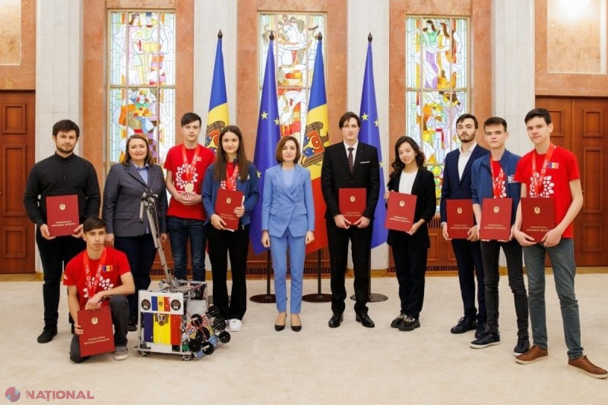 Olimpicii R. Moldova, PREMIAȚI la Președinție: „Aduc felicitări mentorilor și profesorilor care au știut să descopere și să cultive în elevii olimpici curiozitatea pentru cunoaștere și inovație”