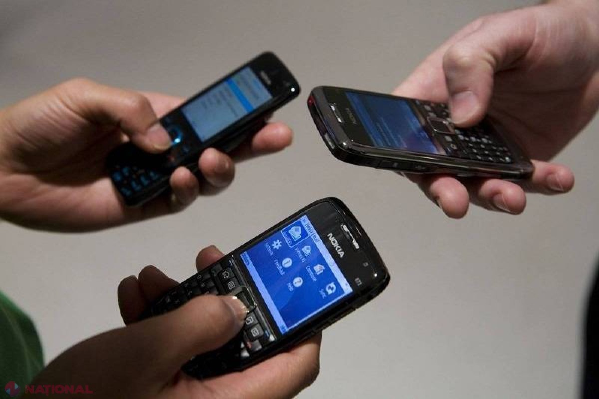 Raport // Tot mai mulți moldoveni renunță la telefonia fixă în favoarea celei mobile