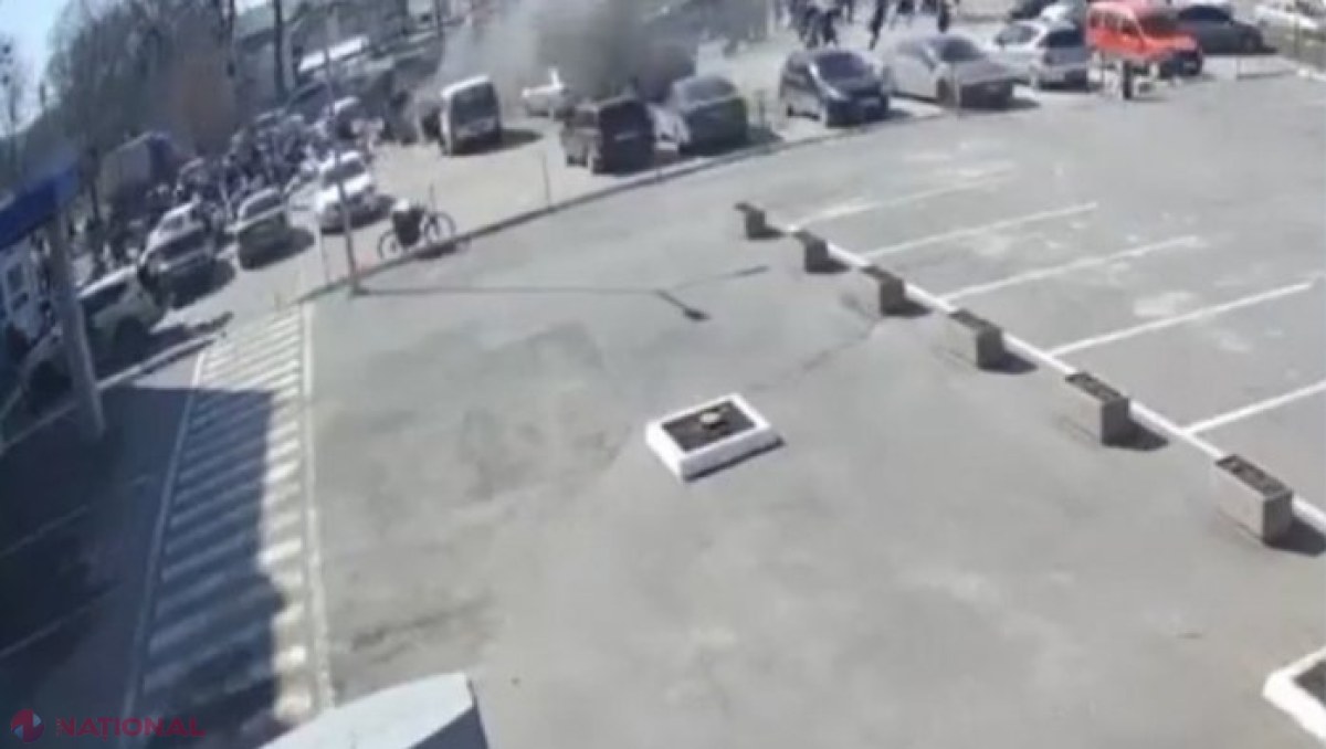VIDEO // Minciuna rușilor că ar țini doar obiective militare, demontată din nou: Momentul în care o rachetă lovește în mulțimea de oameni care stau la coadă să primească ajutoare în Harkov. Cel puțin șase oameni au murit
