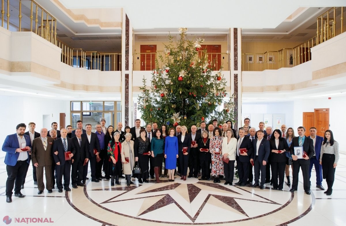FOTO // Mai multe personalități din R. Moldova au fost DECORATE de către Maia Sandu. Doi participanți la RĂZBOIUL de pe Nistru și un fost ambasador au primit distincții post-mortem  