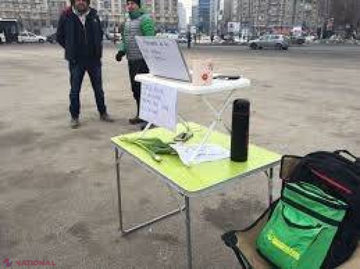  Antreprenorul Andrei Roşu, ultramaratonist, şi-a mutat biroul în Piaţa Victoriei, pentru a putea să lucreze, dar să şi protesteze la adresa guvernului 