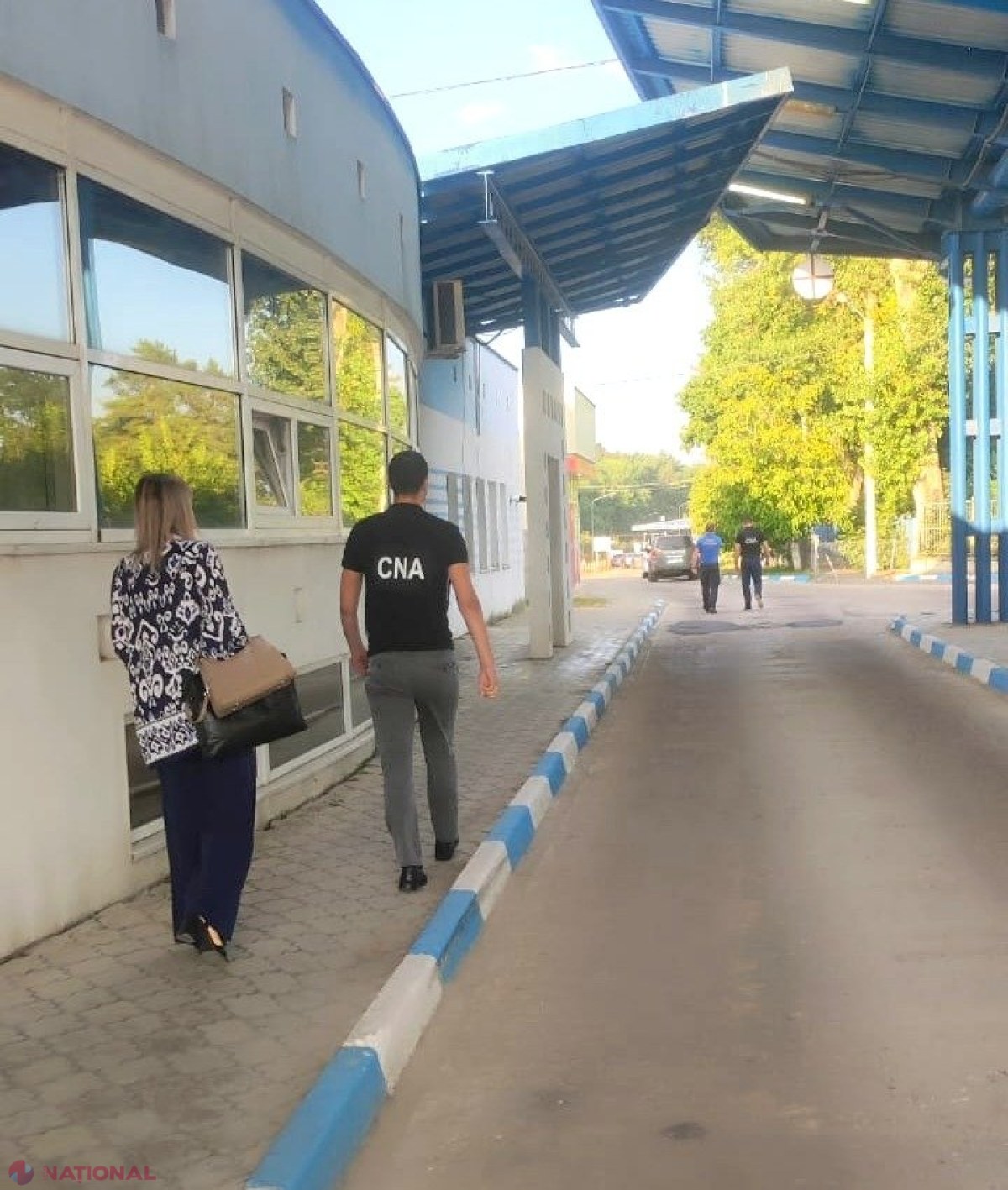 FOTO // Trei vameși și-ar fi făcut un „adaos la salariu” consistent, după ce ar fi facilitat tranzitul produselor alimentare pe teritoriul R. Moldova