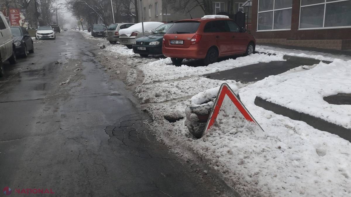 FOTO PERICOL // CRATER în asfalt pe o stradă din sectorul Buiucani: Autoritățile au pus niște roți de cauciuc și NU au mai revenit de câteva săptămâni