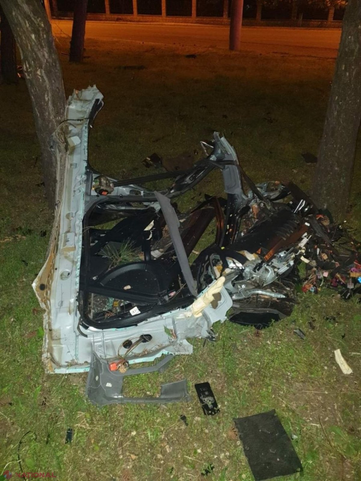 FOTO, UPDATE // Chișinău: Tânărul care a intrat cu un „Audi A6” într-un copac a decedat la spital