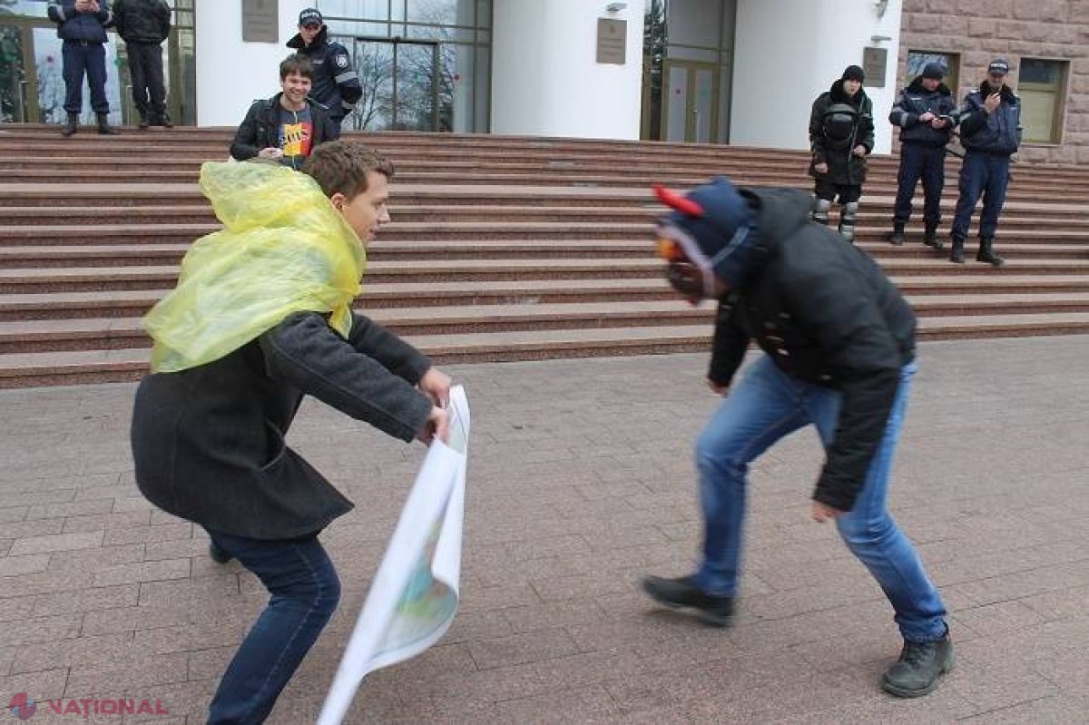 Foto // CORIDĂ în fața Parlamentului. Deputatul Vlad Batrâncea a vrut din nou să rupă harta României