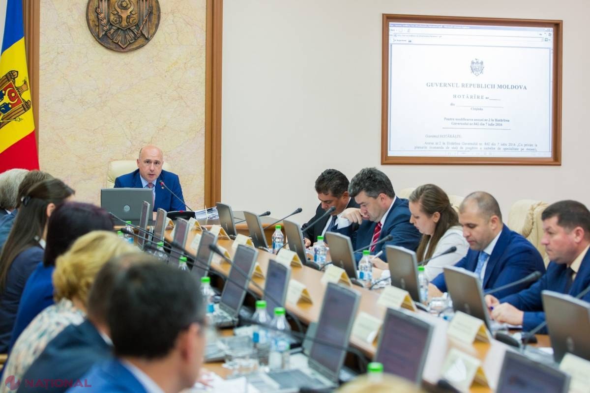 Guvernul anunță despre crearea CONDIȚIILOR pentru dezvoltarea continuă a funcţionarilor publici. Ce vor păți cei cărora li se va REDUCE funcția