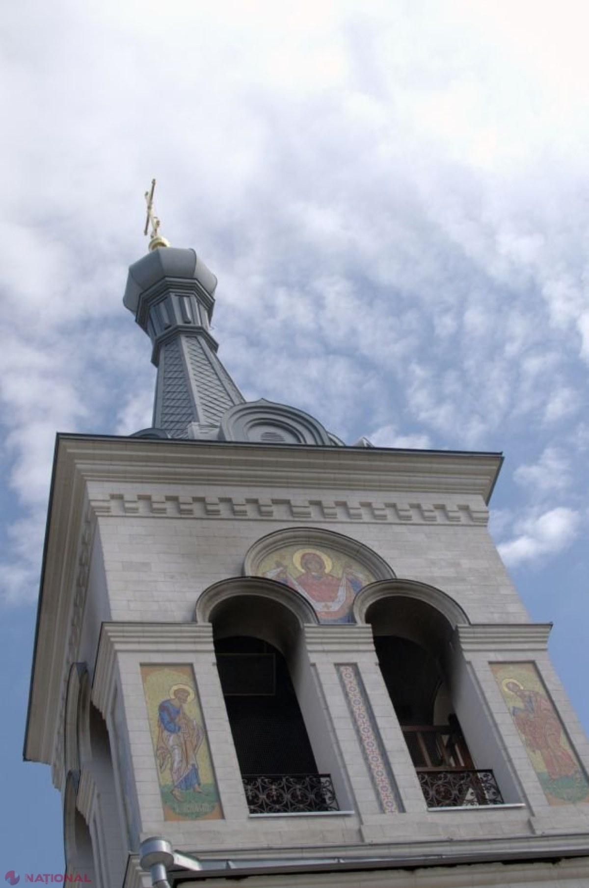 Parohul Bisericii „Sfântul Dumitru” se plânge că administrația unui post de televiziune nu recunoaște că din cauza echipamentelor tv a fost provocat INCENDIUL de acum patru ani