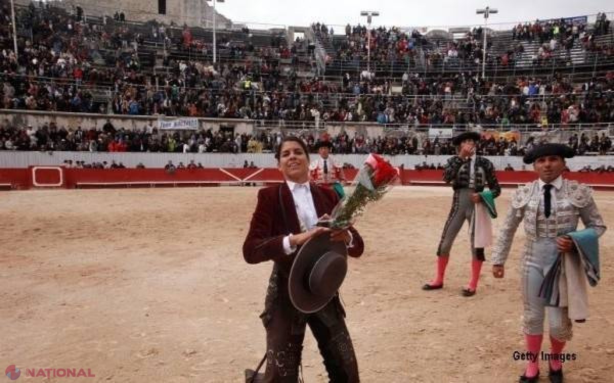 FOTO // A stârnit FURIE atunci când s-a pozat ţinând în mâna nişte urechi de taur. Ce a păţit această femeie matador