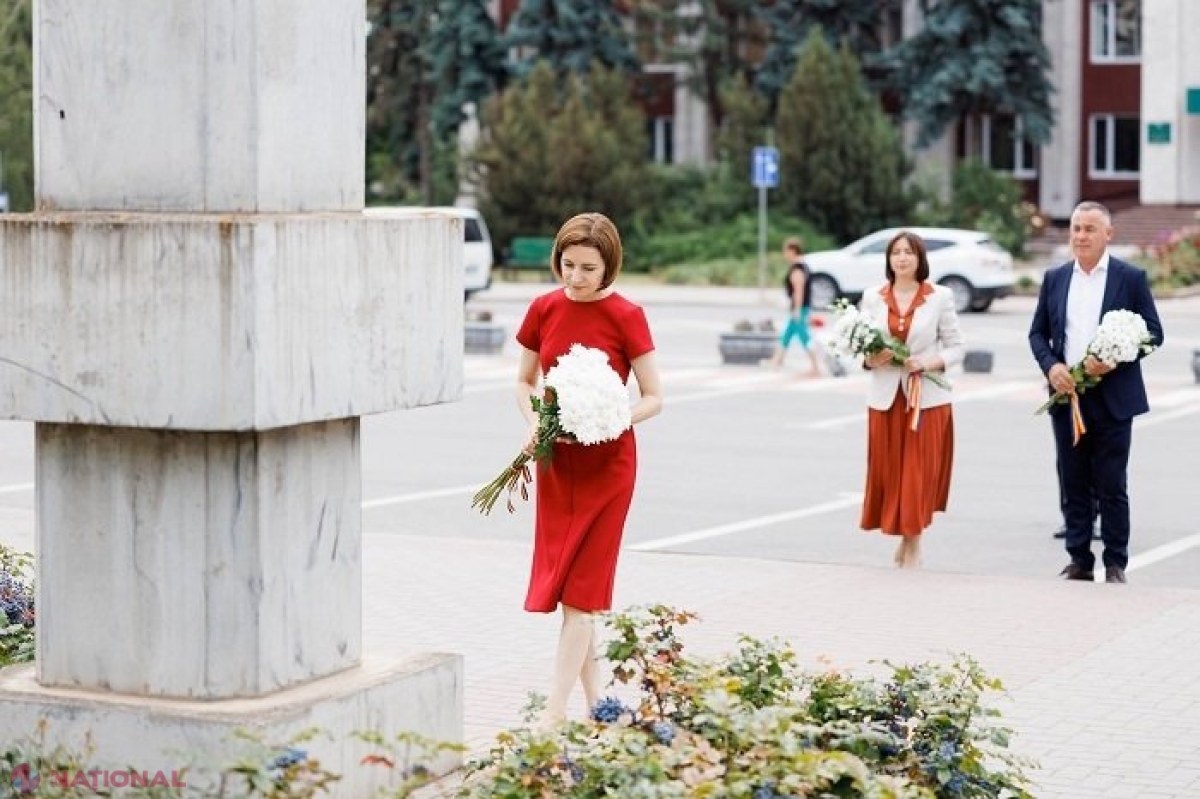 Maia Sandu, flori la monumentul lui Ștefan cel Mare și Sfânt de la Drochia: „Cu lecția domniei lui Ștefan cel Mare învățată, rămânem devotați libertății și propășirii Moldovei, oricât de crunte ar fi circumstanțele”