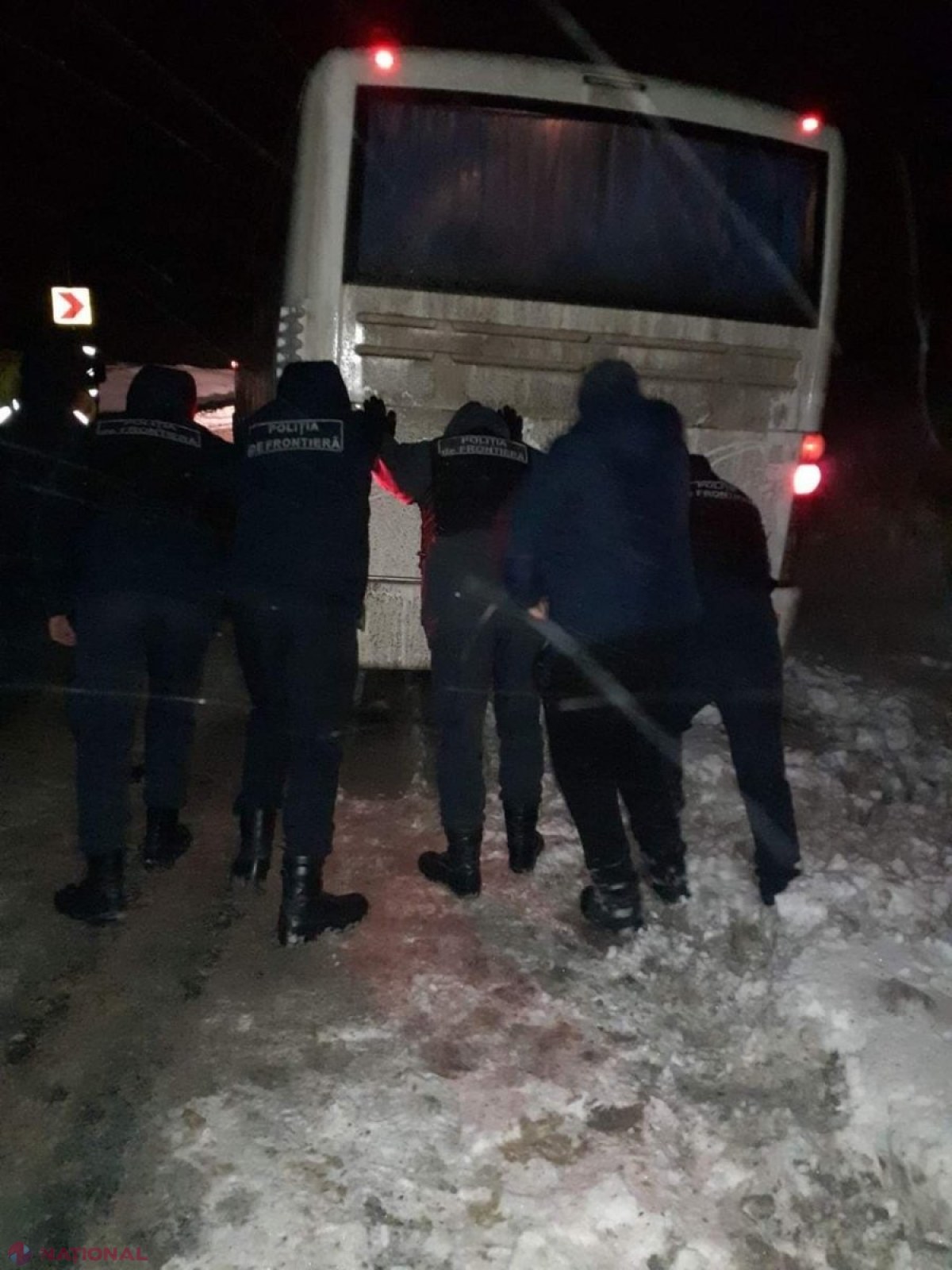 FOTO // Ninsoare în R. Moldova: Zeci de mașini blocate în nămeți: Polițiștii de frontieră au sărit în ajutor