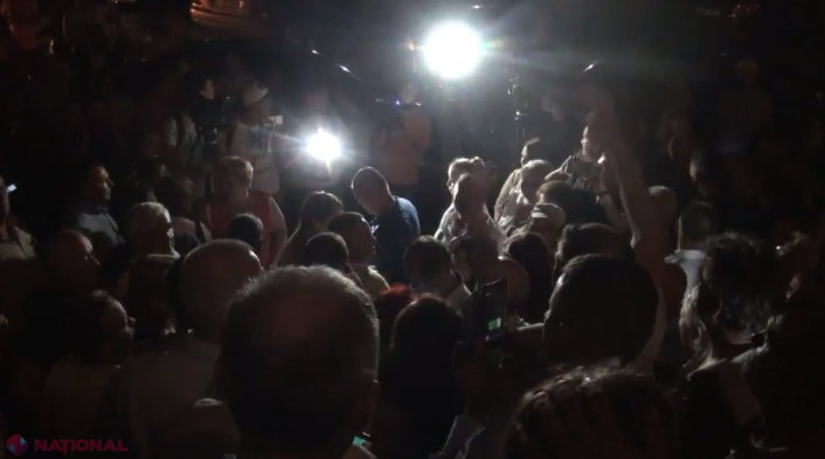 VIDEO // Sute de oameni se bucură în fața sediul PDA: „Bravo, Chișinău!”