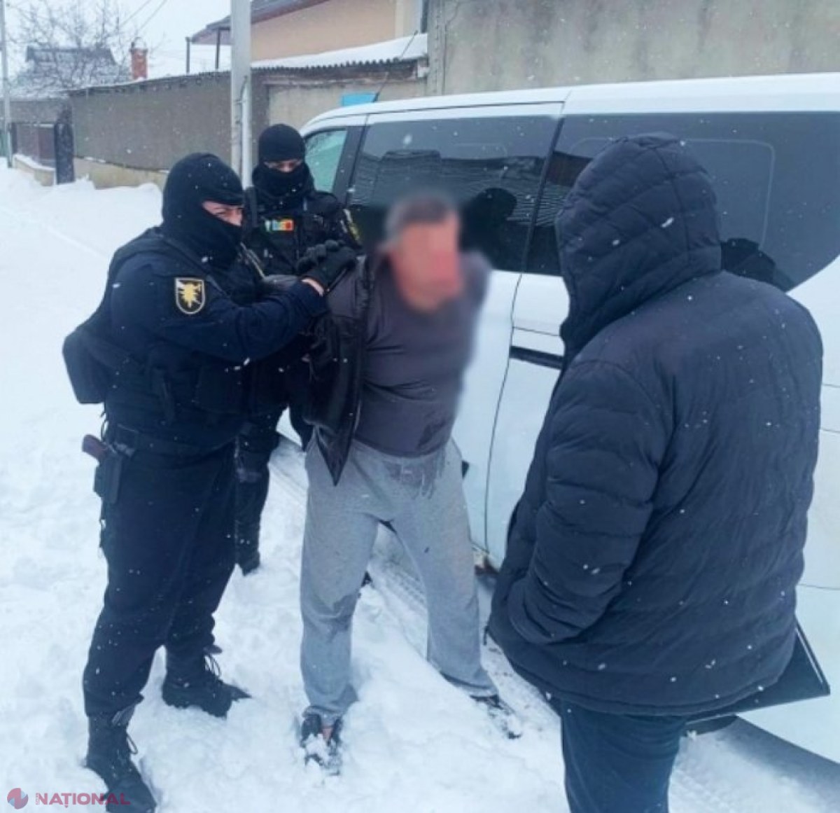 VIDEO // Un bărbat din Orhei ȘANTAJA o femeie cu care avusese o relație peste hotare să-i dea 5 000 de euro: Pus la pământ în timp ce își curăța curtea de zăpadă