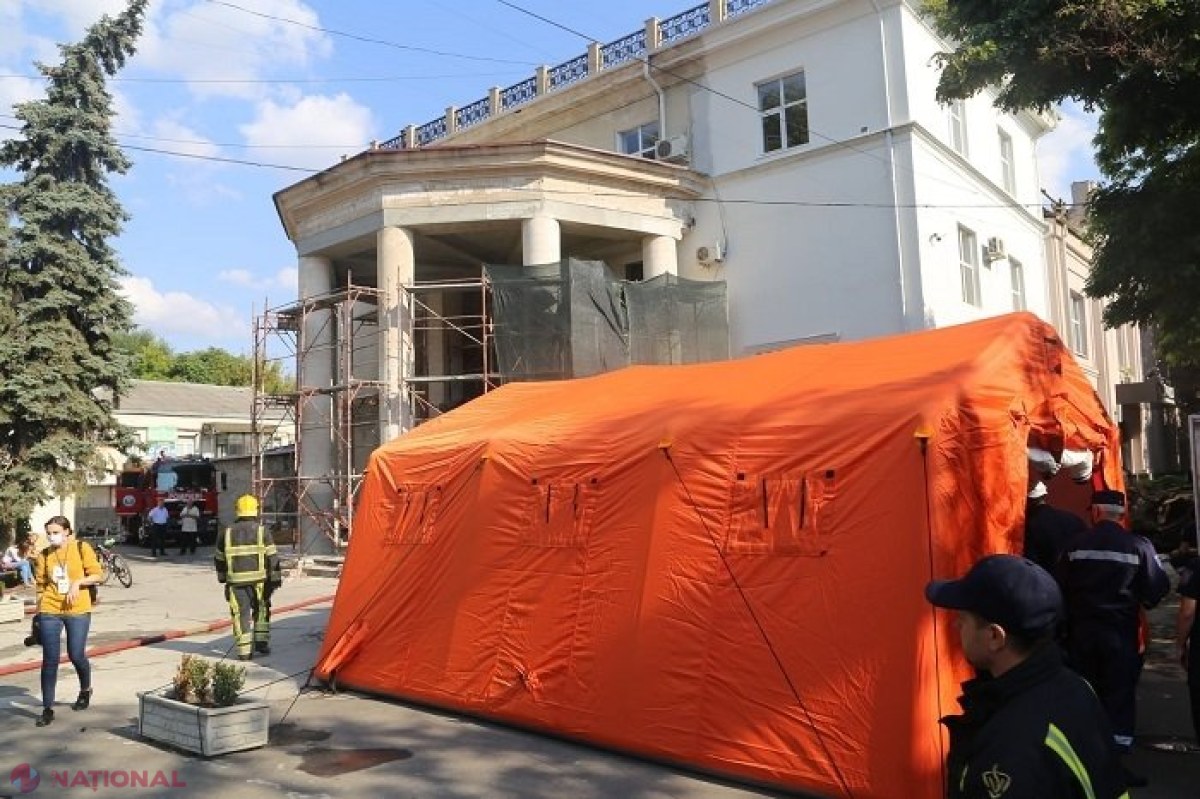 FOTO // DEMOLĂRI: Ce a mai rămas din clădirea Filarmonicii Naționale, distrusă în incendiul de la finele lunii septembrie