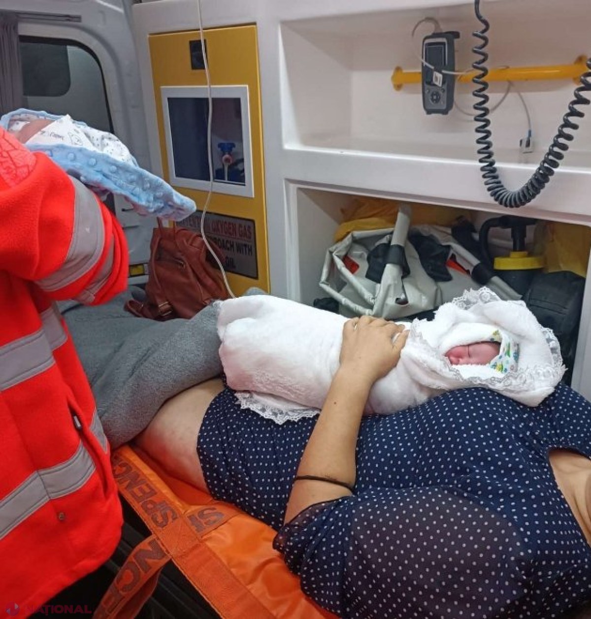 Doi băieței gemeni nu au avut răbdare să ajungă la spital și s-au născut acasă, la Cotiujenii Mari