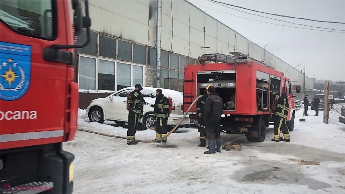 VIDEO // Incendiu în Chișinău: Un depozit cu mai multe mașini în interior, în FLĂCĂRI