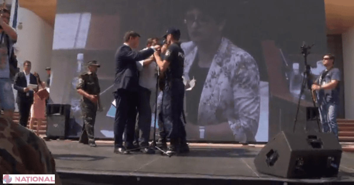 FOTO // Momentul în care Andrei Năstase a pătruns pe scena mitingului PRO-schimbarea sistemului electoral. A fost scos IMEDIAT din scenă de unii veterani