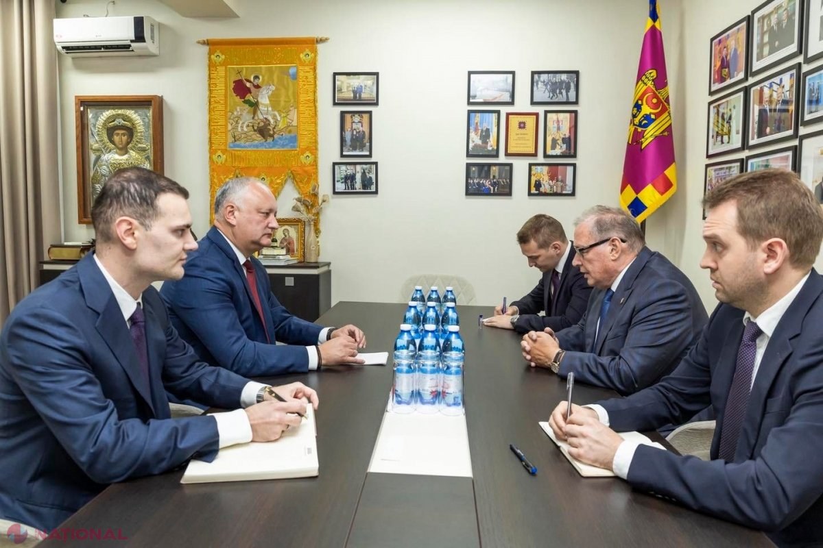 FOTO // „Suveranistul” Igor Dodon preferă APA din Italia. Ambasadorului propus de Putin i s-a pus pe masă un brand PREMIU de apă plată. Socialistul a făcut NOTIȚE: „Vom restabili parteneriatul strategic cu Rusia”