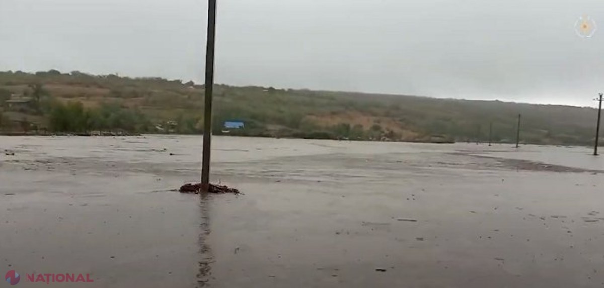 VIDEO // Ploaia de astăzi a INUNDAT numeroase case și grădini din raioanele Cimișlia, Leova, dar și din Găgăuzia sau Chișinău. Un liceu și mai multe drumuri au fost afectate de șuvoaie 