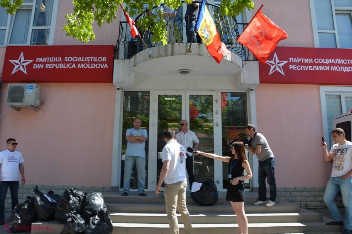 VIDEO // „RĂZBOI” cu gunoi. Socialiștii și liberalii au făcut schimb de „amabilități” pe seama deșeurilor care nu sunt EVACUATE din Chișinău