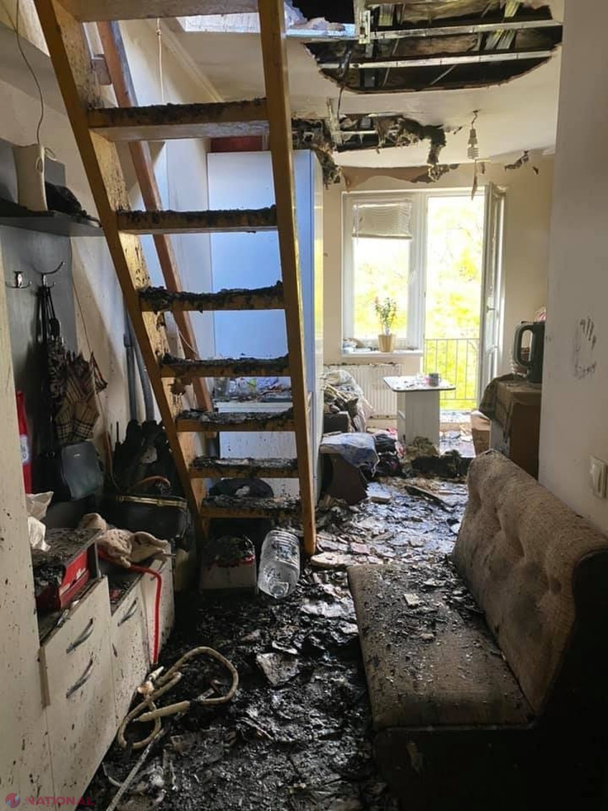 FOTO // 20 de familii au rămas fără locuințe în prag de iarnă în urma incendiului de la Buiucani: De la ce ar fi izbucnit focul ce a făcut scrum o întreagă mansardă