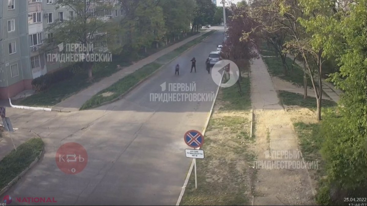 VIDEO // Primele IMAGINI cu inșii care au tras din lansatoare de GRENADE RPG-22 și RPG-27 asupra sediului „mgb” de la Tiraspol. Aceștia au ieșit dintr-o mașină, au lansat grenadele și au aruncat pe jos dispozitivele
