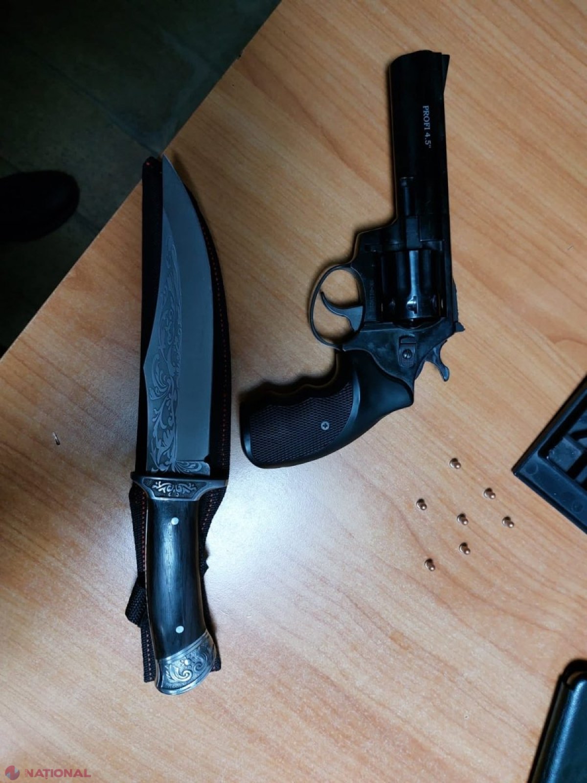 FOTO // Un ucrainean a încercat să introducă în R. Moldova veste și căști ANTIGLONȚ, lunete și binocluri de diferite modele. Un alt cetățean al Ucrainei a vrut să treacă frontiera cu un PISTOL și peste 100 de gloanțe