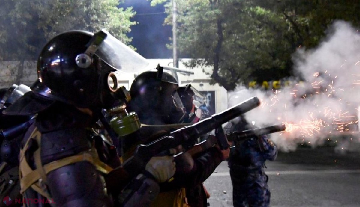 PROTESTE în Kîrgîzstan cu un mort, 590 de răniți și foc la Președinție: Manifestanții au pătruns în Guvern și sediul Președinției