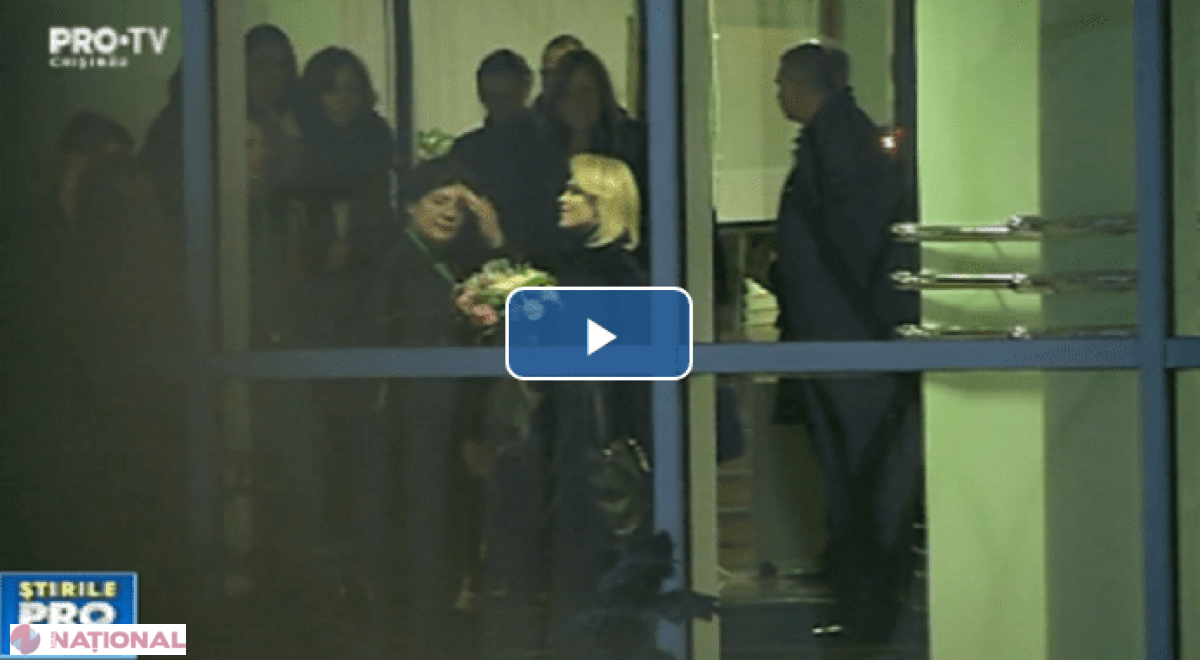 VIDEO // Primărița de București, Gabriela Firea, întâlnită cu flori la Aeroport