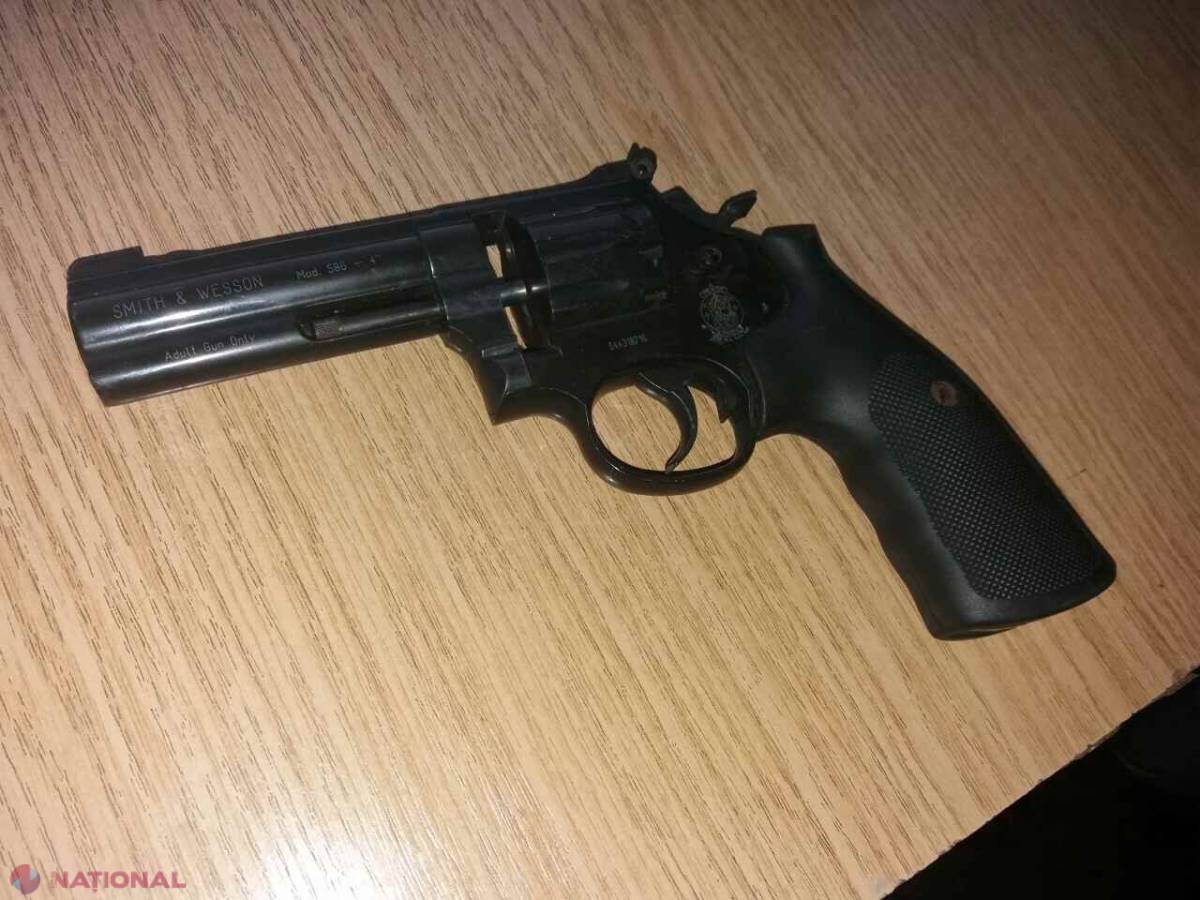 Un tânăr de la Bălți mergea cu un pistol la București: L-a ascuns în bagaj