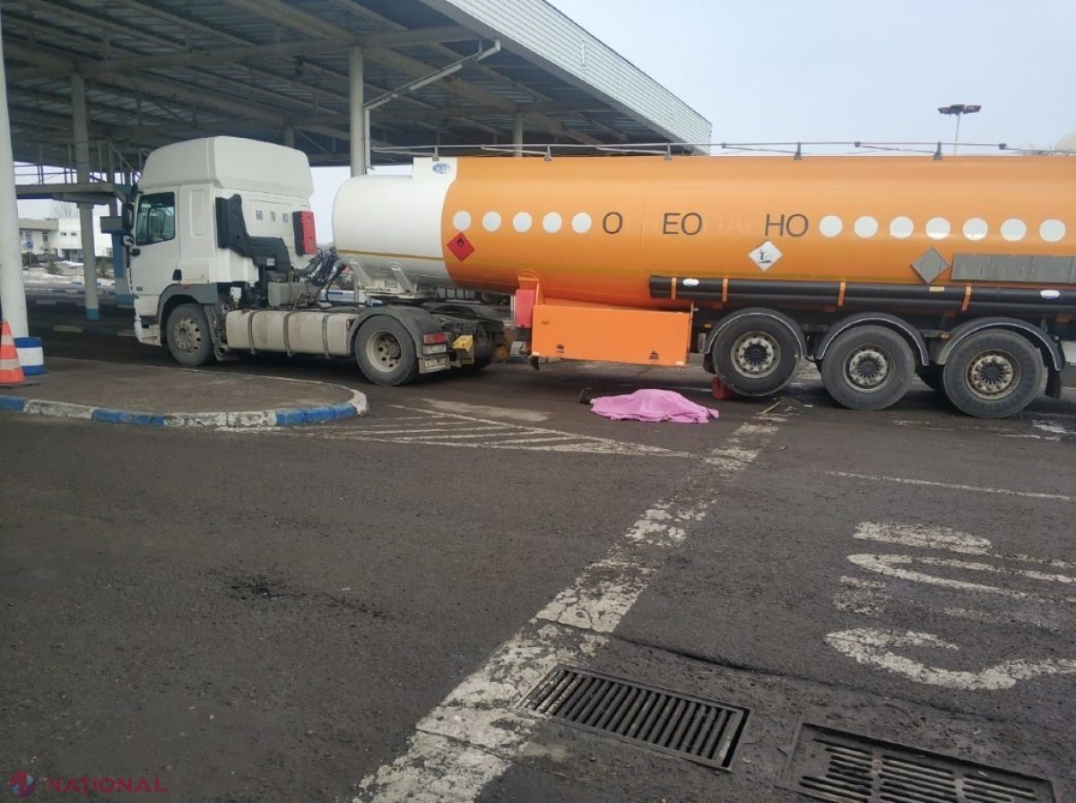 FOTO // O angajată de la punctul de trecere a frontierei Leușeni, STRIVITĂ de un camion, la locul de muncă: Femeia s-a stins pe loc