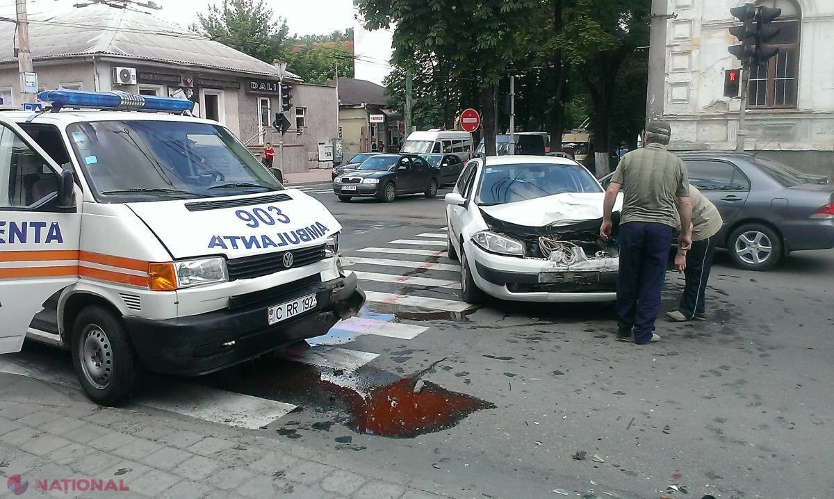 FOTO // ACCIDENT în capitală: A vrut să vireze și a intrat într-o AMBULANȚĂ