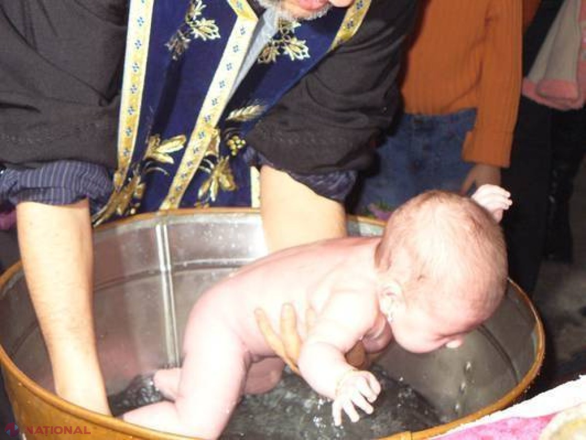Un bebeluş, în stare gravă după ce preotul l-a scăpat din mâini, la botez. Cum a fost posibil 