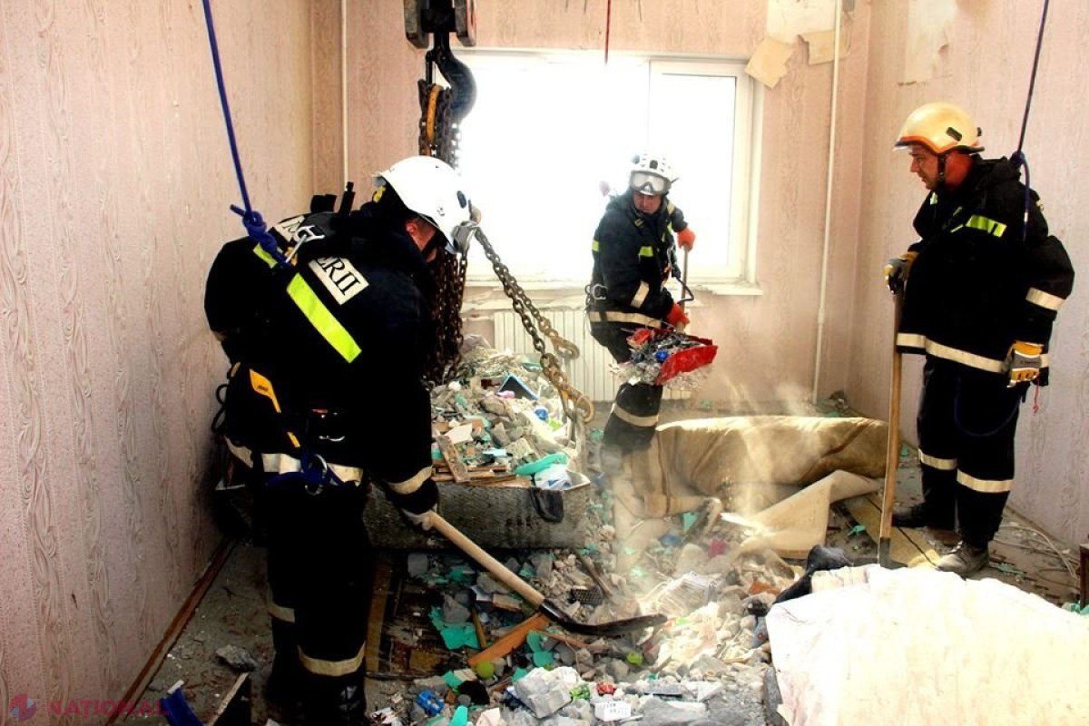 Pompierii lucrează și acum în BLOCUL GROAZEI: Evacuează molozul rezultat în urma deflagrației care a ucis patru oameni