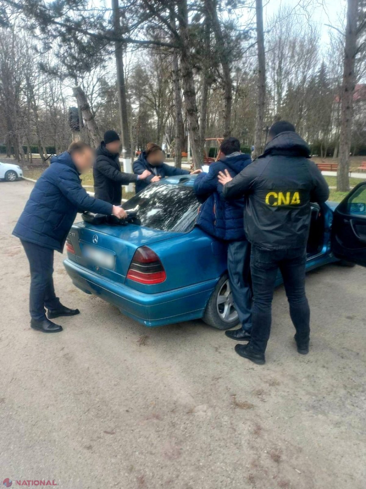 FOTO // O mamă a fost somată să aducă de acasă 700 de euro, pentru ca fiul ei să nu se prezinte la comisia de încorporare în serviciul militar