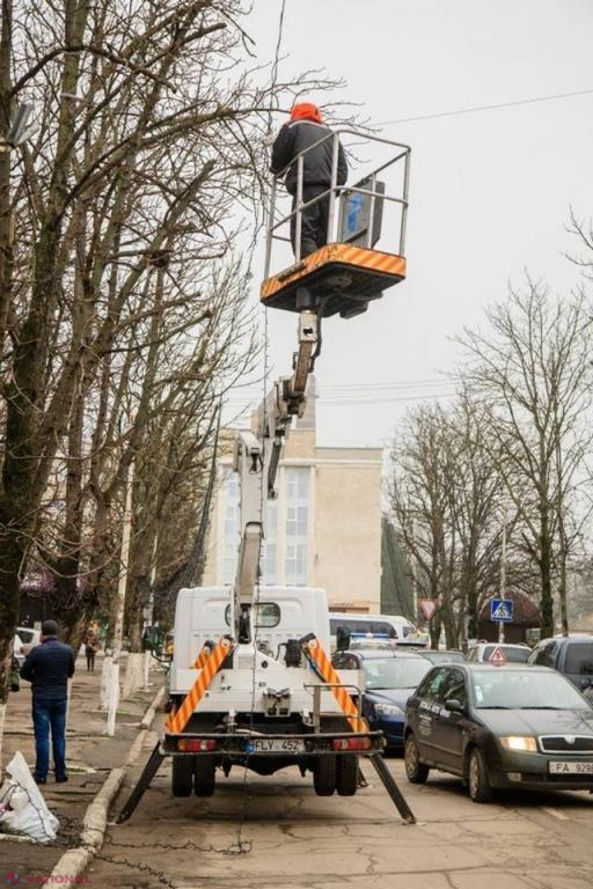 FOTO // Startul sărbătorilor de iarnă la Orhei va fi dat pe 10 decembrie. Autoritățile au început deja instalarea pomului de Crăciun