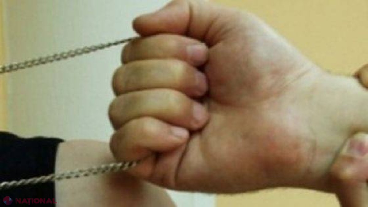 Atenție la BIJUTERIILE scumpe pe care le purtați. Un lănțișor de aur, SUSTRAS în plină stradă astăzi în capitală